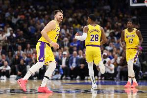 要俯冲？湖人惨遭3连败战绩和灰熊持平仍排第四 距掘金1.5场